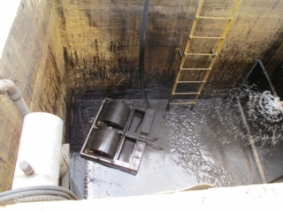 Skimming oil from industrial oil pit