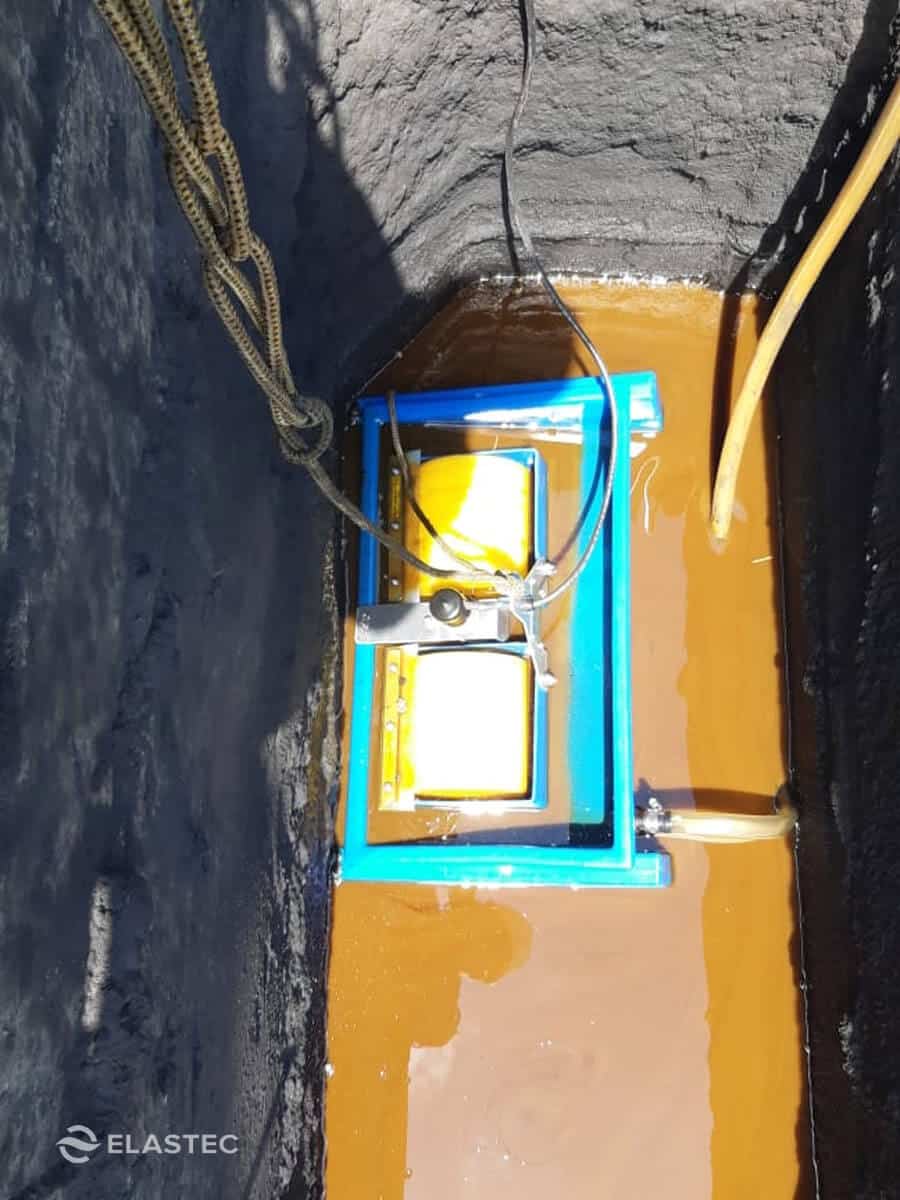 Small skimmer in industrial oil pit cleaning