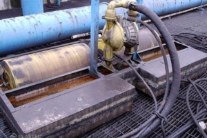 TDS136 oil skimmer with pump on top