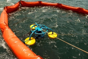 Weir oil skimmer with V-Sweep