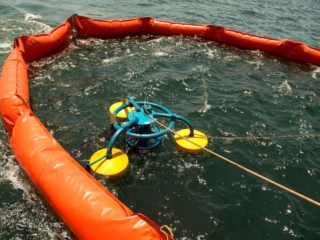 Weir oil skimmer with V-Sweep