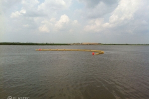Anchored containment boom