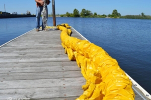 Compacted oil containment boom