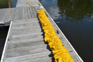 Compactible boom on dock