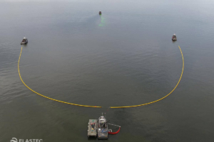 Elasterc Kepner oil containment boom in U-formation