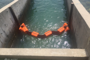 Fence boom with tidal compensator