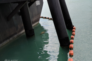 Fence containment boom with ship