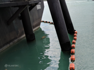 Fence containment boom with ship