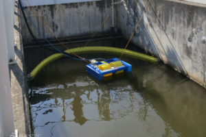 Flexibelt containment boom in gas plant
