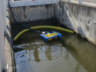 Flexibelt containment boom in gas plant