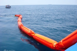 Deploying inflatable containment boom
