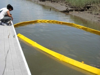 Barrera de contención Economax en un pantano