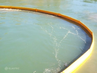 El auge de la basura y los escombros de Economax en el agua