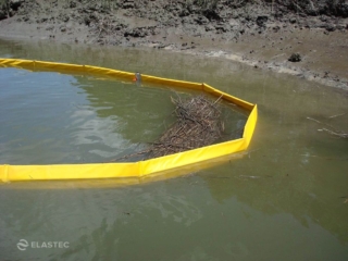 Barrera flotante de contención de desechos marinos