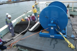Inflating containment boom system