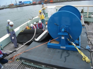 Inflating containment boom system