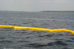 Minimax containment boom in water