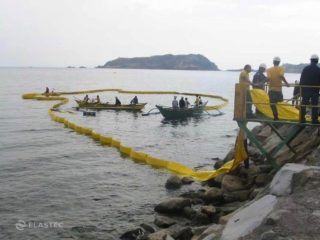 油流出防止ブームの展開
