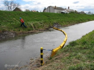 ऑप्टिमैक्स कंटेनमेंट बूम खाई में