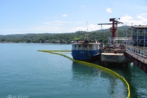 Rapid response fence boom in water