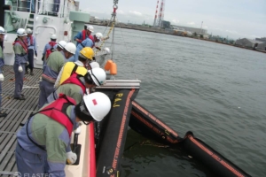 Rubbermax boom sweeping system in water