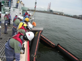 Rubbermax boom sweeping system in water