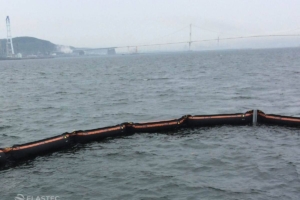 Rubbermax containment boom in water