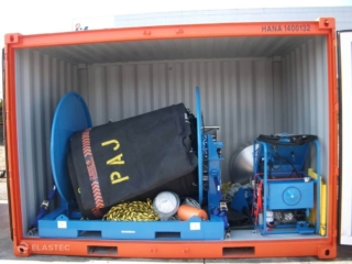 Rubbermax V-Sweep in container