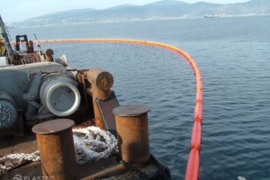 Vessel with containment boom