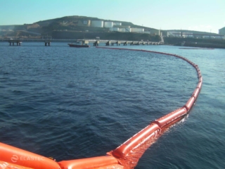 Barrera inflable en la bahía