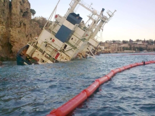 Barrera inflable con derrame de petróleo de barco