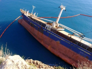 Barrera inflable que rodea el barco