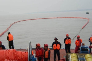 Inflatable containment booms
