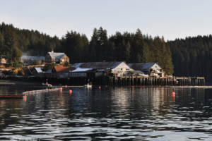 Inflatable oil spill boom
