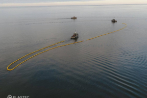 Kepner containment boom towed with ships