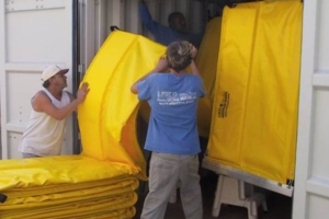 Loading fence boom in container
