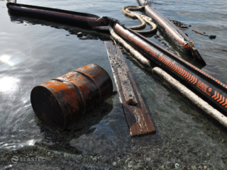 Rubbermax-Öl in Wassertrümmern