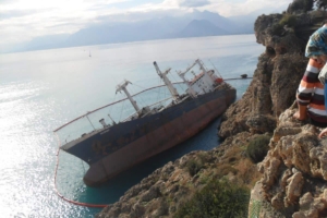 Ship spill with inflatable containment boom
