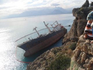 Derrame de barco con barrera de contención inflable