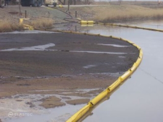Drum oil skimmer and containment boom
