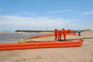 Shoremax containment boom on beach