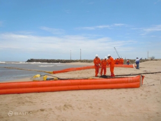 gallery-shoremax-containment-boom-on-beach Shoremax containment boom on beach