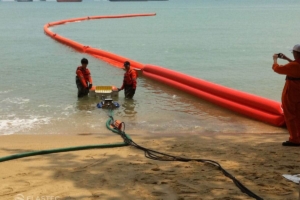 Shoremax inter-tidal boom on beach