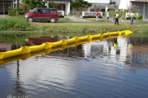 Simplex containment boom in canal