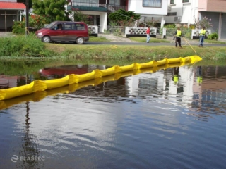 Simplex containment boom in canal