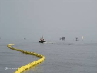 超级灵便型石油围油栏在海上部署