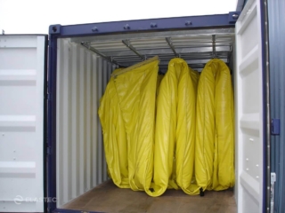 集装箱中的 Supermax 油栏