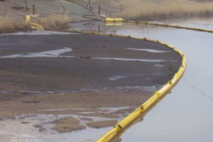 Swiftwater oil containment boom