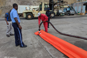 Inflatable oil containment boom