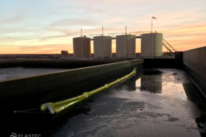 Simplex waterway barrier boom for oil skimming